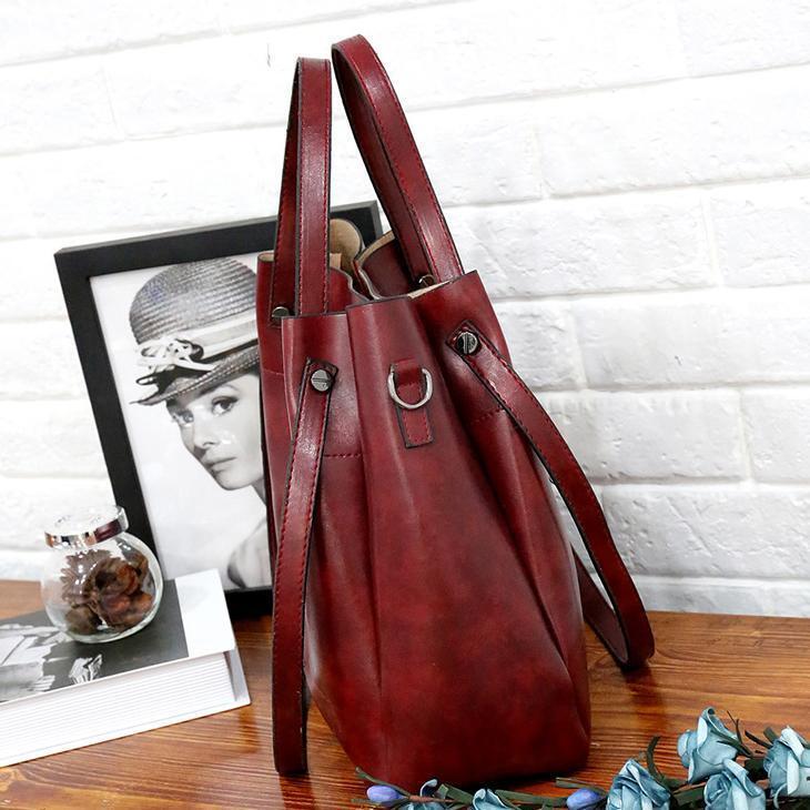 Elegant Leather Bag with Contemporary Flair