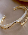 Elegant Bracelet in White Opal and Gold